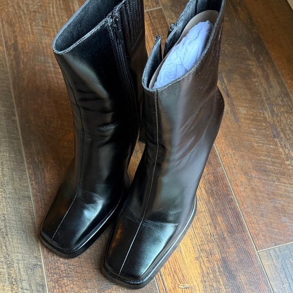 Elegant Black Women's Boots - Picture 10 of 12